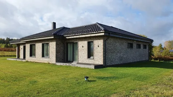Namo statybos kaina: kokie veiksniai ją lemia ir kaip suplanuoti biudžetą