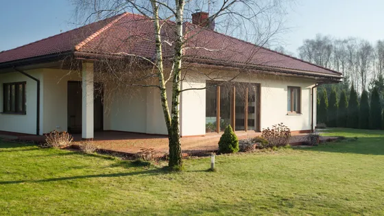 Vieno aukšto namo projektai su terasa — harmonija tarp architektūros ir gamtos