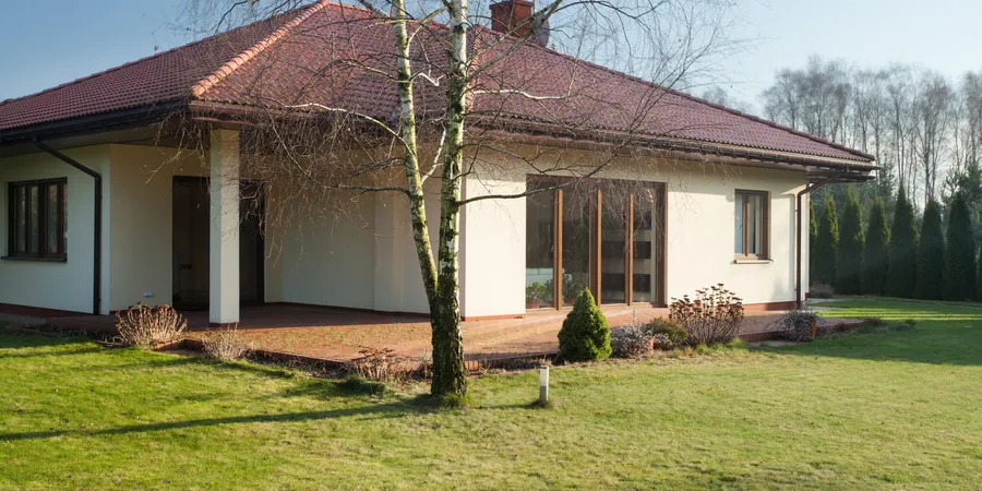 Vieno aukšto namo projektai su terasa — harmonija tarp architektūros ir gamtos