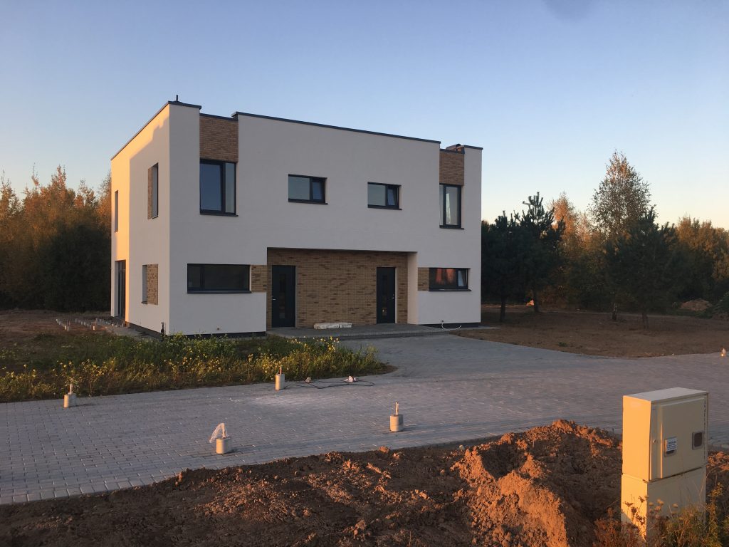 Modernus dviejų aukštų EKIE namas
