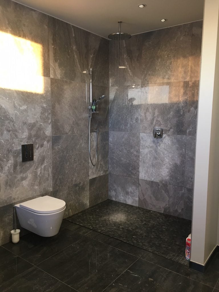 Įrengta dušo zona – EKIE namas